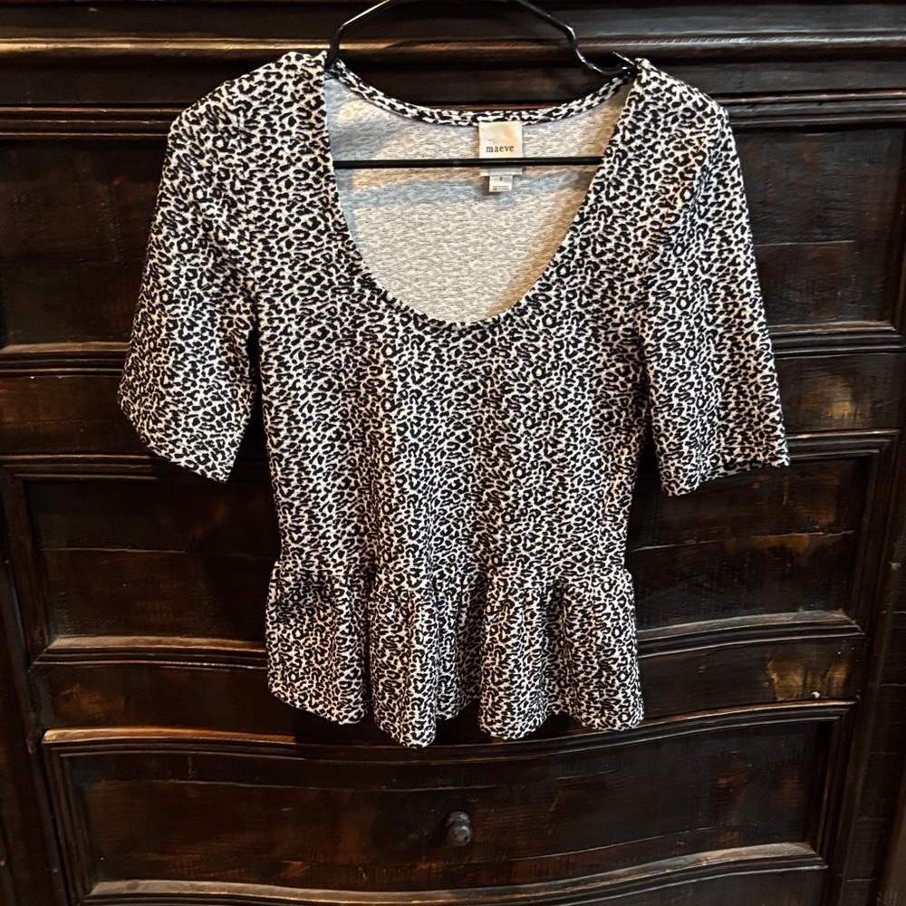 Maeve by Anthropologie Peplum Top
M White Animal Print Stretch Knit Blouse